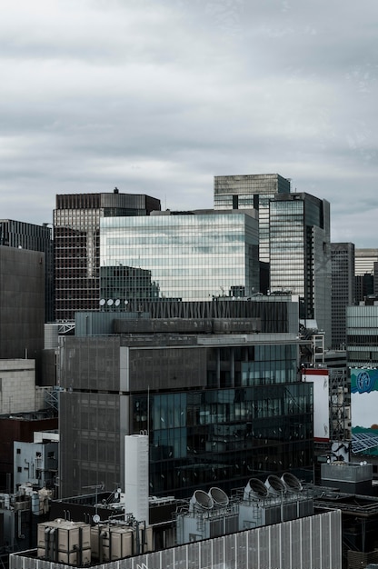 Foto gratuita edificios de oficinas de rascacielos modernos de larga vista