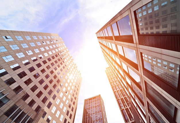 Foto gratuita edificios de oficinas vistos desde abajo al atardecer