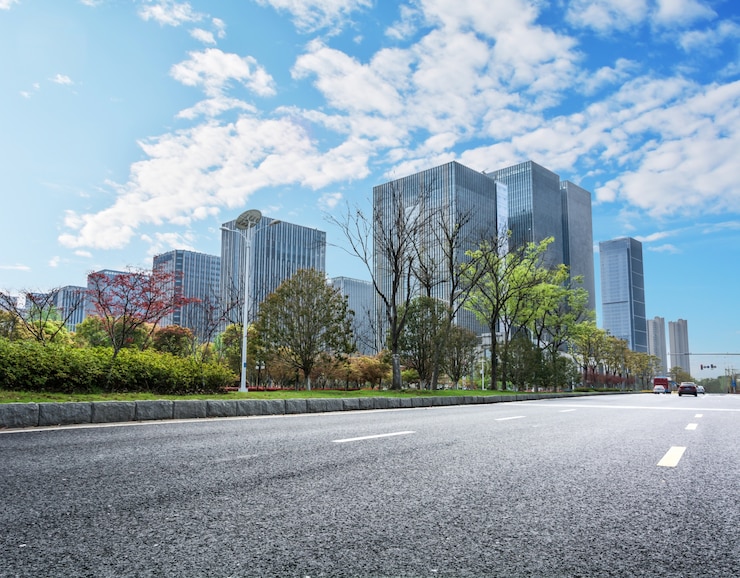 Foto gratuito edificios de oficinas vistos desde la carretera