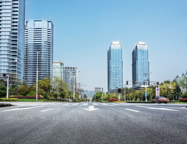 Foto gratuita edificios de oficinas vistos desde la carretera