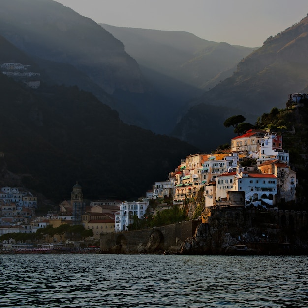 Foto gratuita edificios pintados de blanco junto al cuerpo de agua