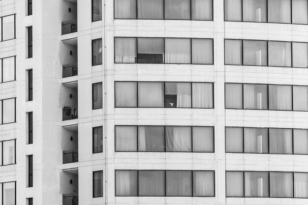 Edificios con ventanas en blanco y negro