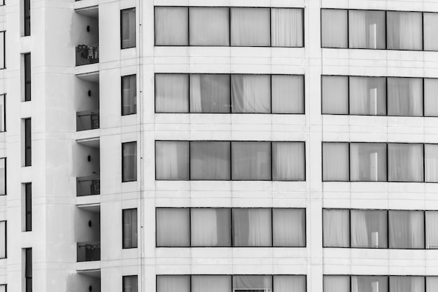 Foto gratuita edificios con ventanas en blanco y negro