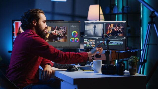 Editor de video creador de contenido tutorial de filmación sobre la edición profesional de imágenes