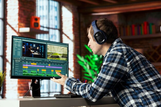 Editor de video independiente trabajando desde casa recortando segmentos de imágenes