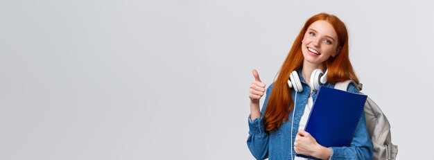 Educación adolescentes y estudiante estilo de vida concepto alegre pelirroja encantadora chica con mochila y fol