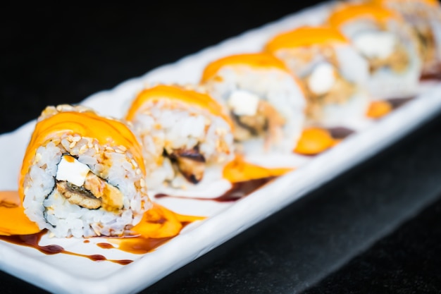 Eel sushi roll maki con queso