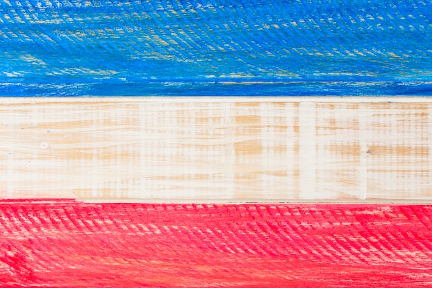 Los EEUU rojos y azules pintaron la bandera en el tablón de madera para el Día de la Independencia