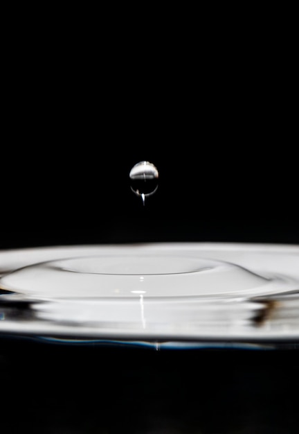 Foto gratuita efecto artístico blanco y negro de gota de agua flotante