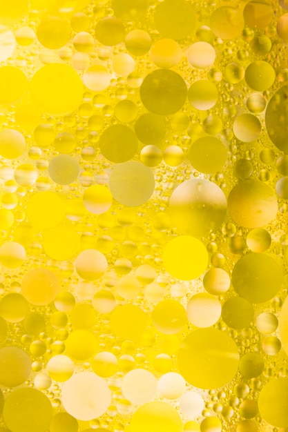 Efecto de burbuja sobre fondo amarillo con textura
