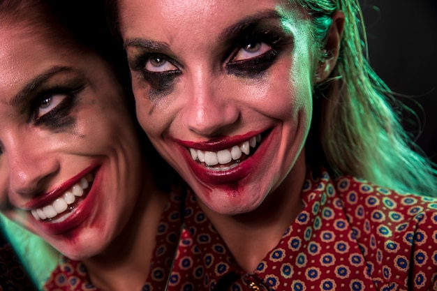 Foto gratuita efecto espejo múltiple de mujer con sonrisa loca