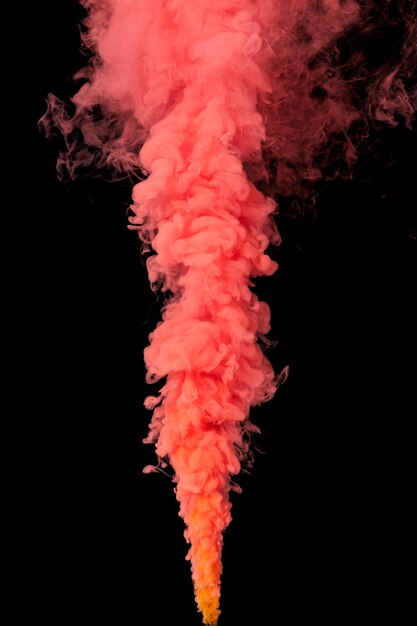 Efecto de humo rojo coral sobre un negro.