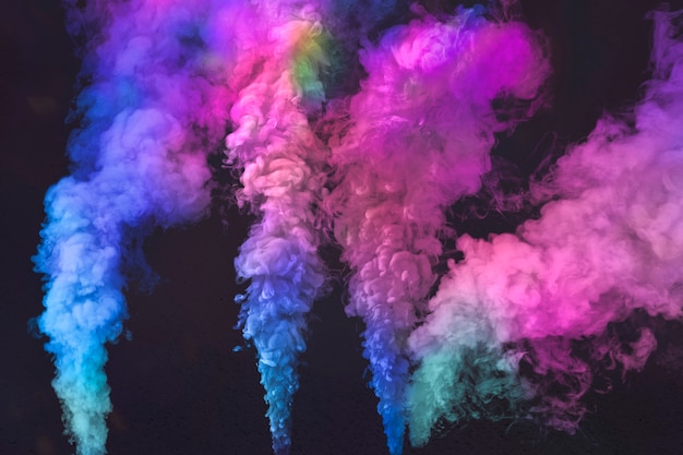 Efecto de humo rosa y azul sobre un fondo negro