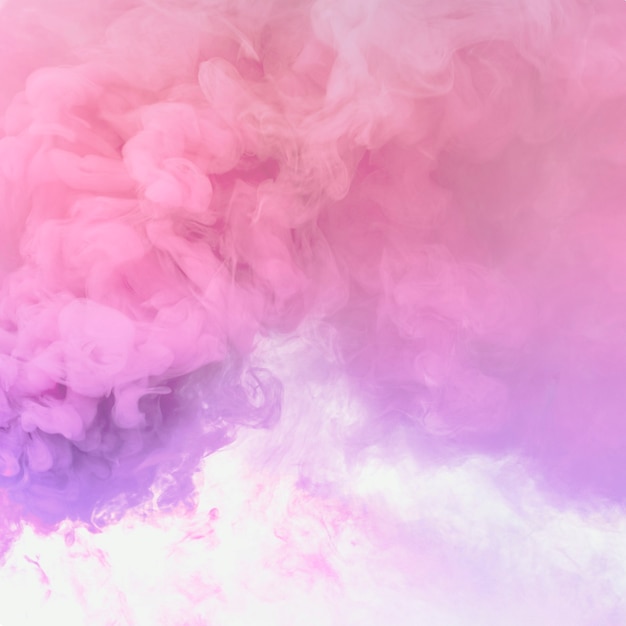 Efecto de humo rosa y morado sobre un fondo de pantalla blanco