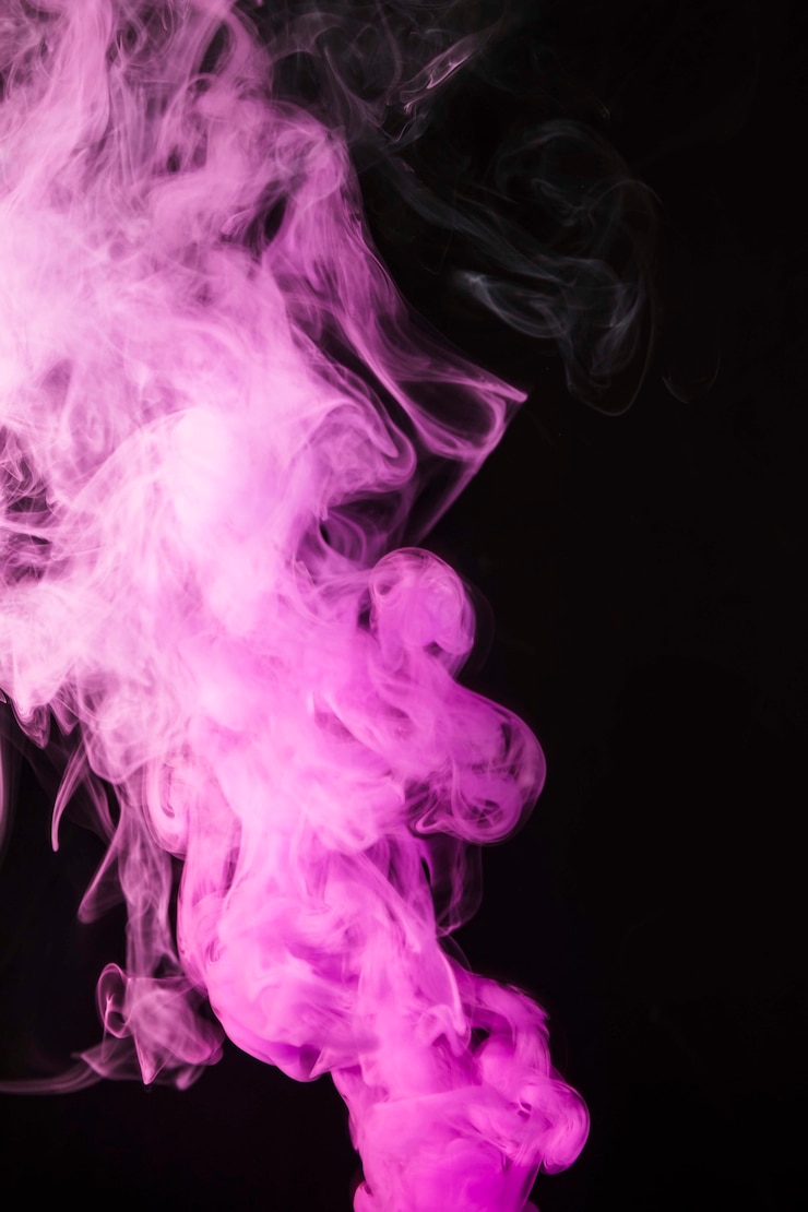 Foto gratuito efecto humo rosa sobre fondo negro.