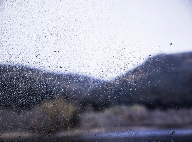 Efecto de lluvia sobre fondo de naturaleza