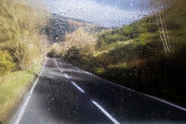 Efecto de lluvia sobre fondo de naturaleza