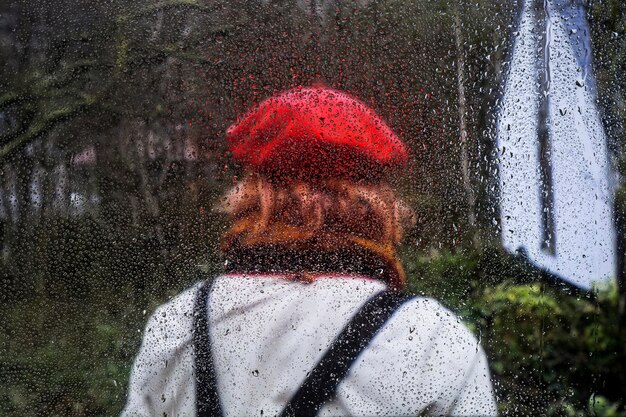 Efecto de lluvia sobre fondo de naturaleza