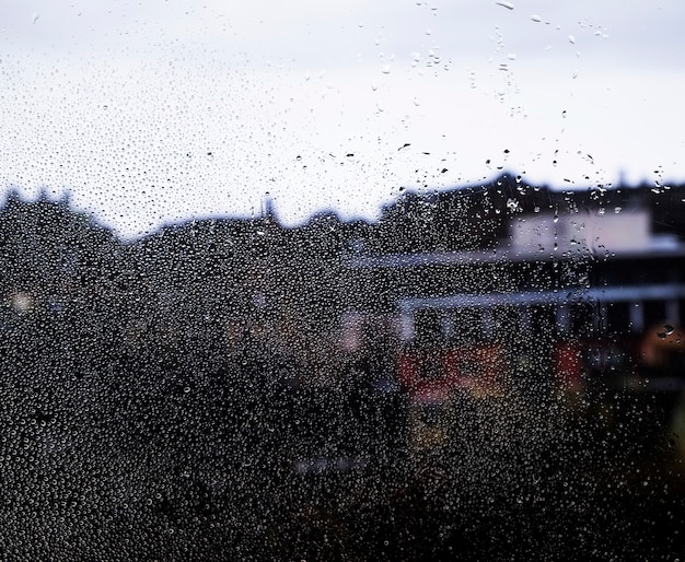 Efecto de lluvia sobre fondo urbano