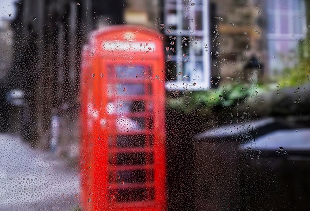 Efecto de lluvia sobre fondo urbano