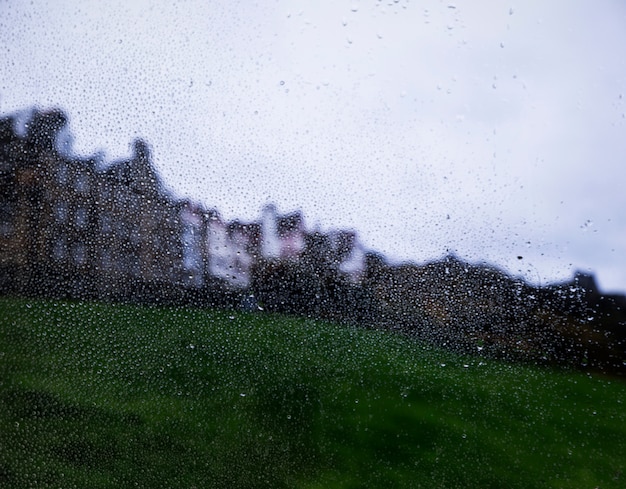 Foto gratuita efecto de lluvia sobre fondo urbano