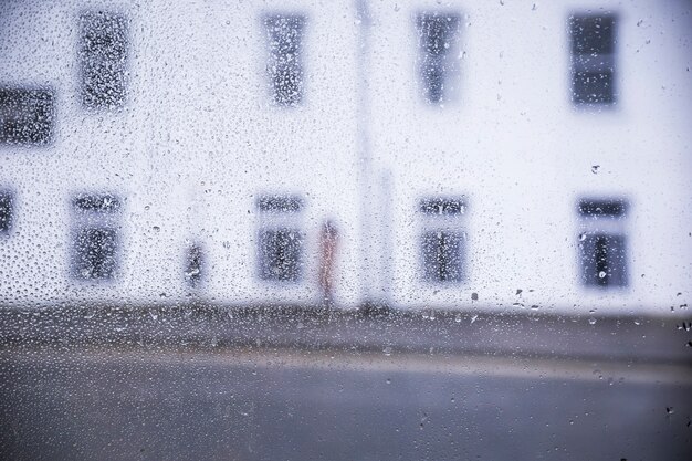 Efecto de lluvia sobre fondo urbano