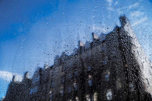 Efecto de lluvia sobre fondo urbano