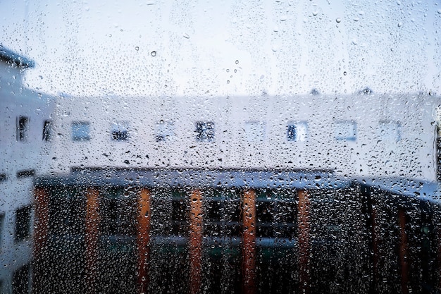 Efecto de lluvia sobre fondo urbano