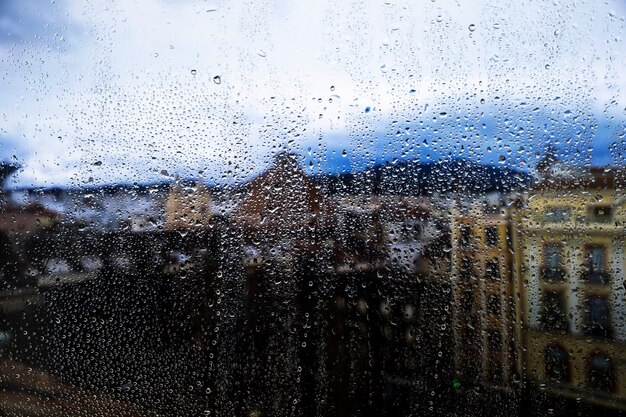 Efecto de lluvia sobre fondo urbano