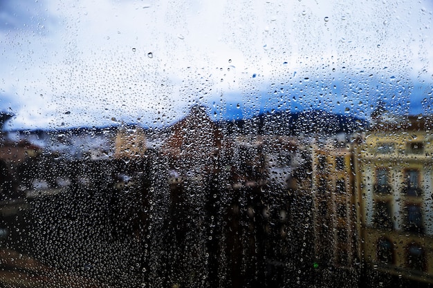 Efecto de lluvia sobre fondo urbano