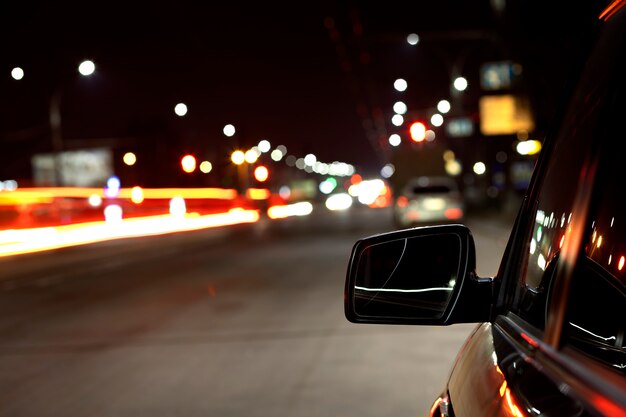 Efecto de las luces de la ciudad por la noche desde el coche.