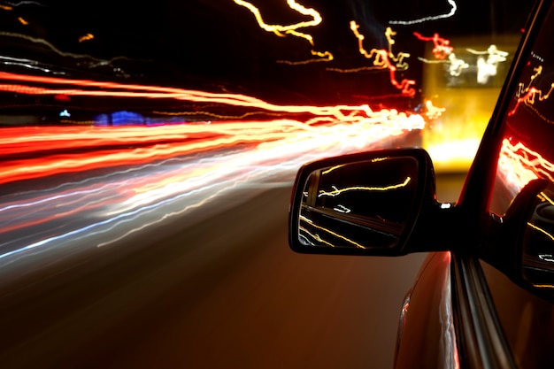 Efecto de las luces de la ciudad por la noche desde el coche.