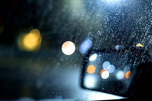 Efecto de las luces de la ciudad por la noche desde el coche.