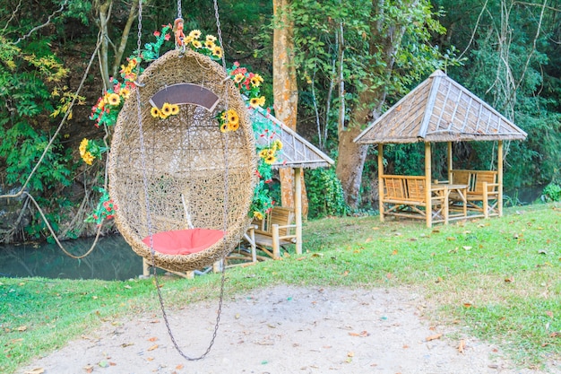 Egg swing en el parque