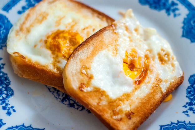 Eggy pan en el plato, fotografiado con luz natural. Golden tostadas francesas con mantequilla y huevo. Desayuno con pan. Desayuno inglés. Desayuno saludable con huevos. Sabroso desayuno