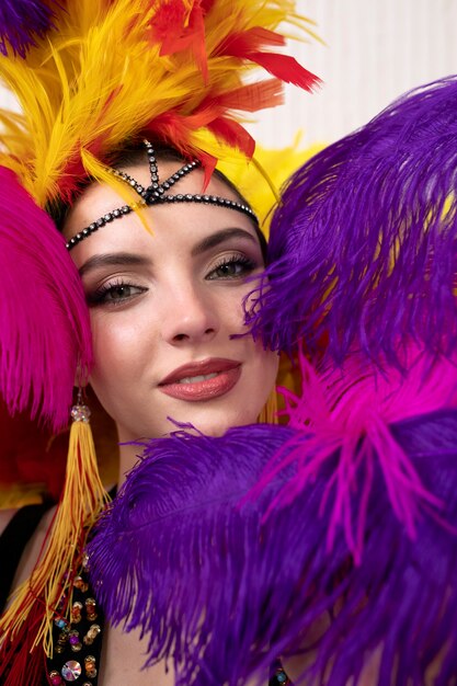 Ejecutante de cabaret femenino posando entre bastidores en traje