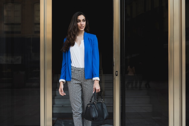 Ejecutiva estilosa con chaqueta azul