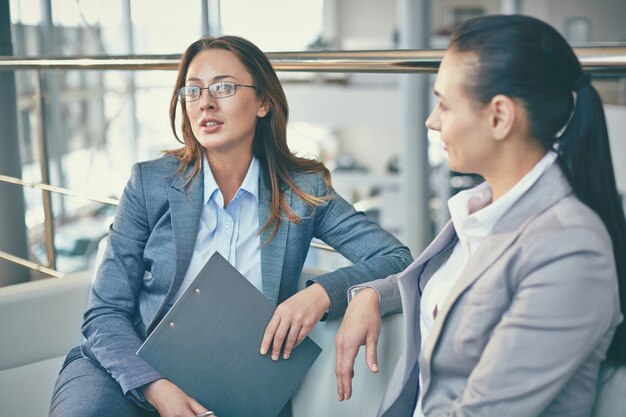 Ejecutiva pensativa con su compañera de trabajo