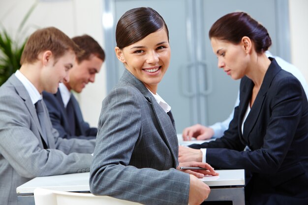 Ejecutiva sonriente trabajando