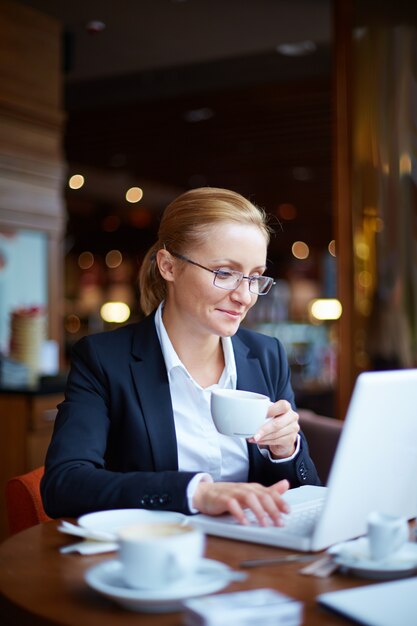 Ejecutiva trabajando en una cafetería