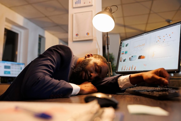 Foto gratuita ejecutivo agotado y cansado que sufre de somnolencia