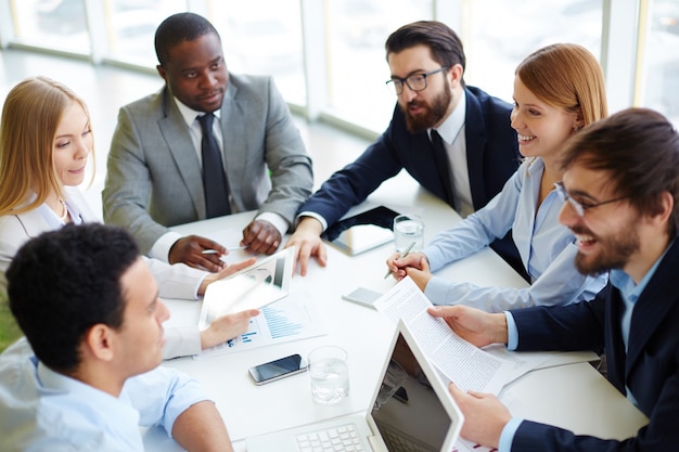 Ejecutivo bromeando en la reunión