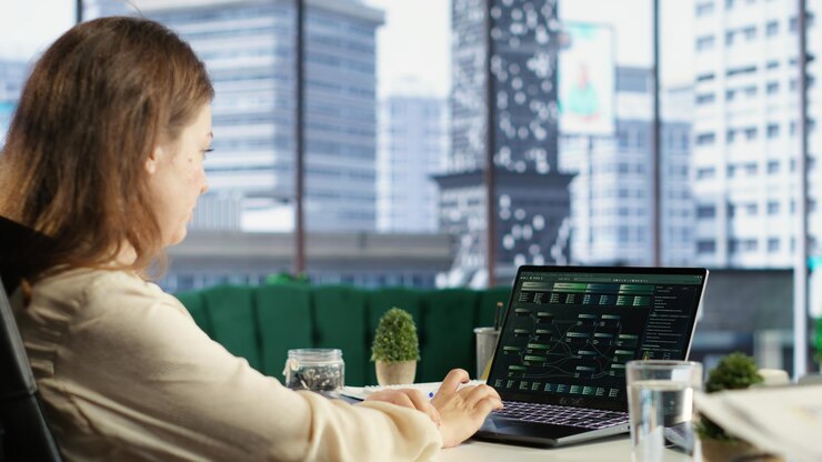 Foto gratuito ejecutivo experto en pronósticos que analiza las ideas de inversión y los detalles de las negociaciones