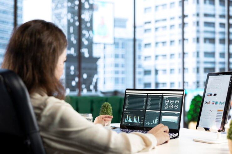 Foto gratuito ejecutivo experto en pronósticos que analiza las ideas de inversión y los detalles de las negociaciones