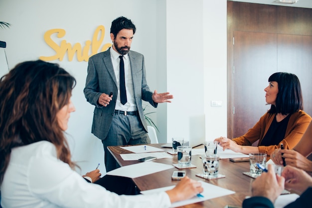 Ejecutivo explicando su idea de negocios