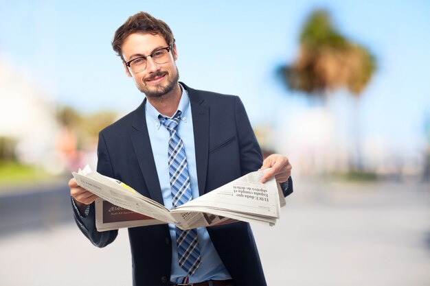 Ejecutivo feliz leyendo el periódico