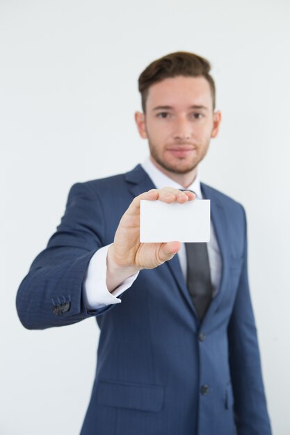 Ejecutivo masculino moderno que muestra la tarjeta en blanco