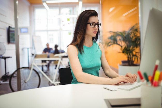 Ejecutivo mujer hermosa que trabaja en su escritorio