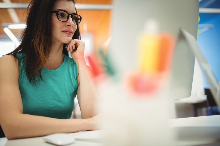Foto gratuito ejecutivo mujer hermosa que trabaja en su escritorio
