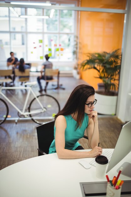 Ejecutivo mujer hermosa que trabaja en su escritorio